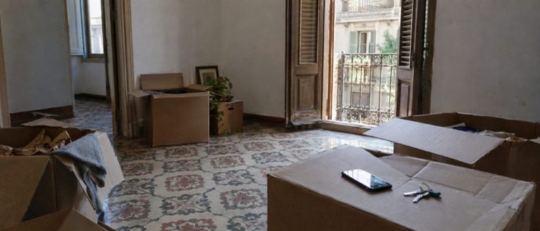 Umzugskartons in einer spanischen Wohnung