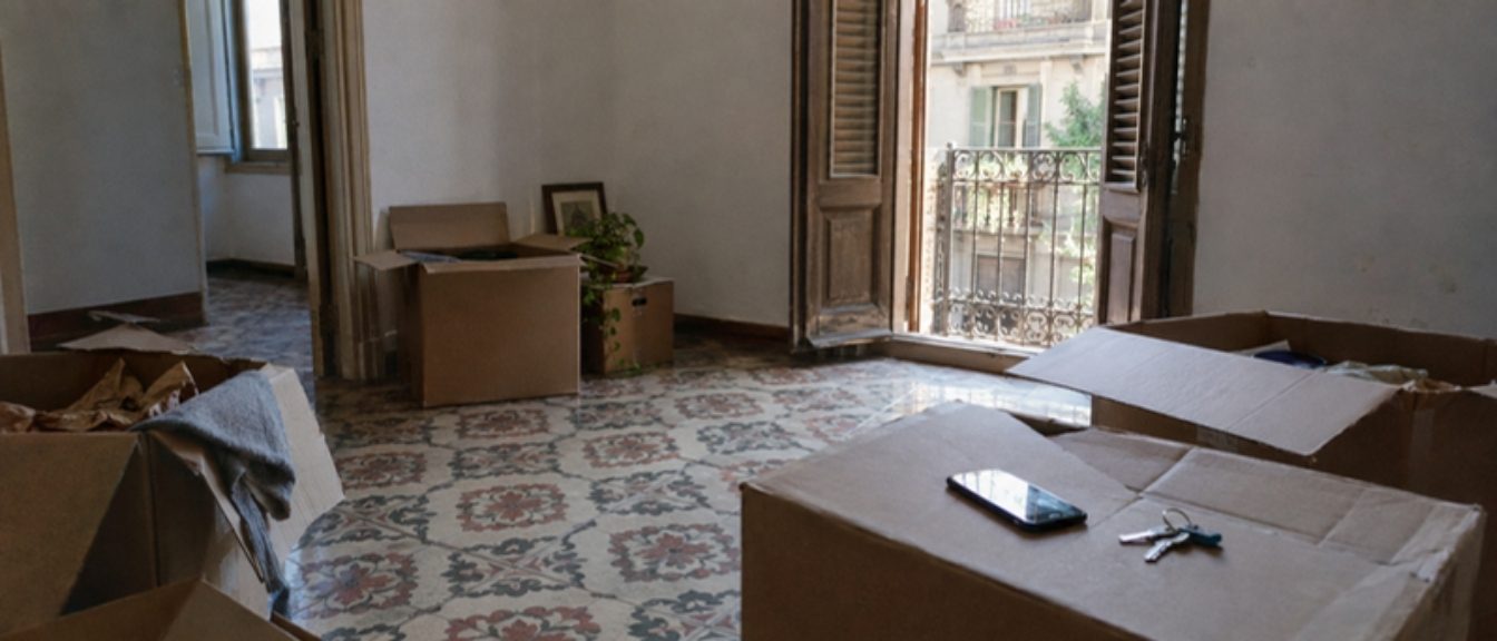 Umzugskartons in einer spanischen Wohnung