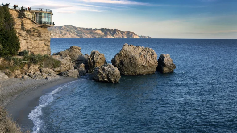 Auswandern nach Nerja: Kosten, Wohnen, Arbeit und Tipps (2026)