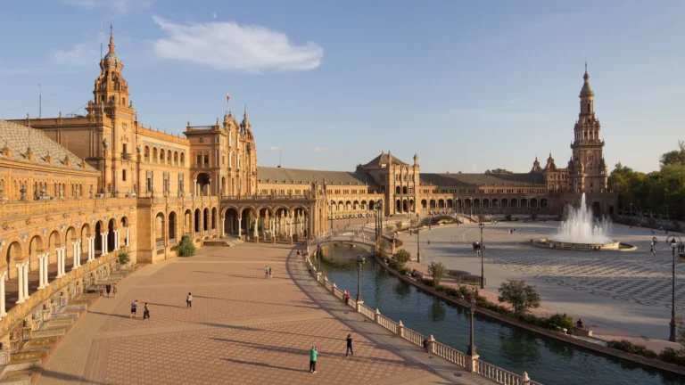 Auswandern nach Sevilla: Kosten, Wohnen, Arbeit und Tipps (2026)